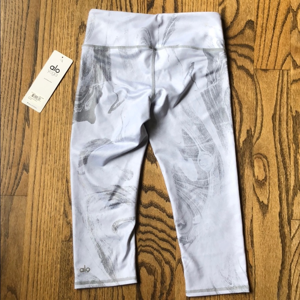 Alo Yoga Airbrush Capris - Picture 2 of 4